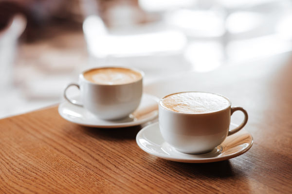 Zwei Tassen Kaffee auf einem Tisch